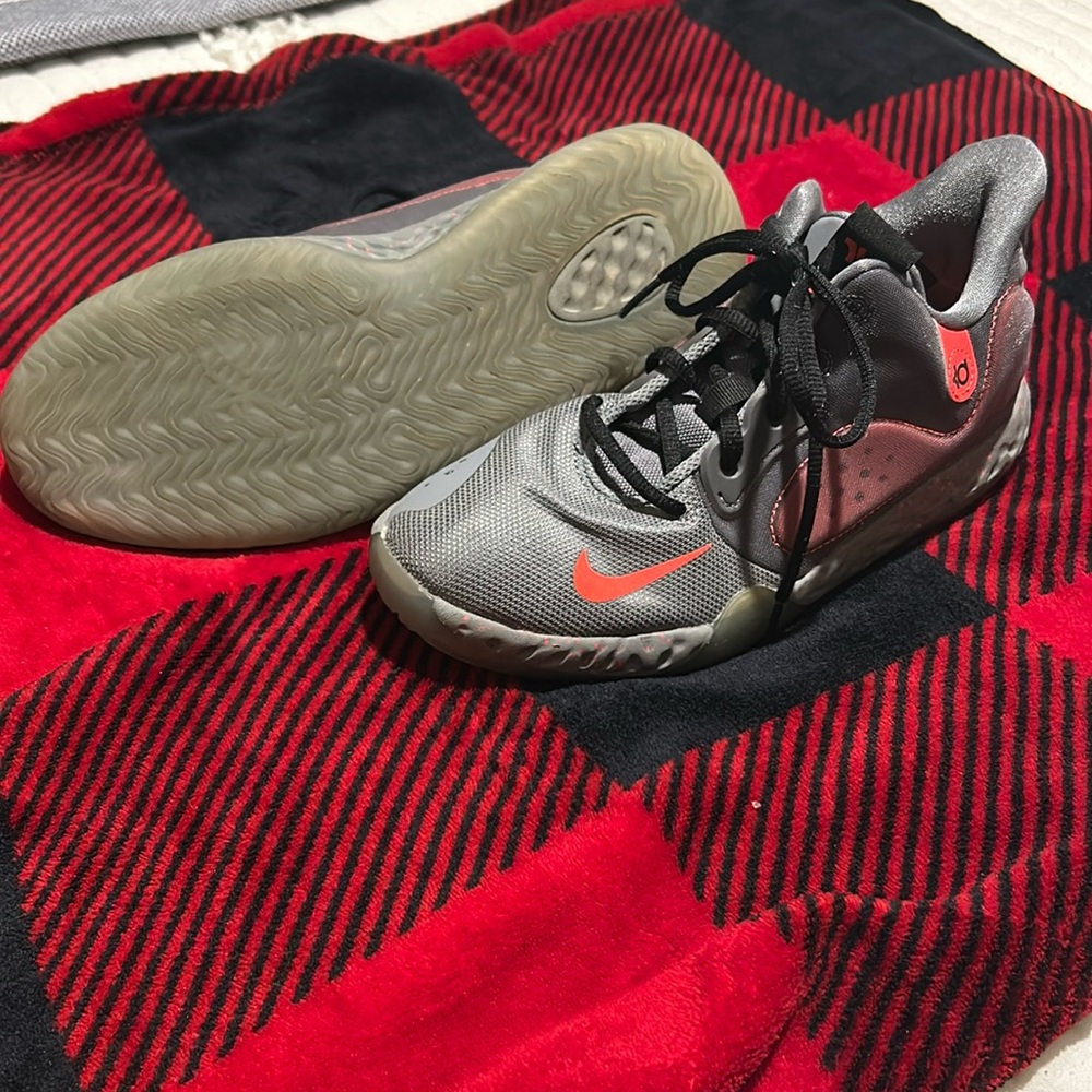 Youth size 7 Kevin Durant Nike basketball shoes